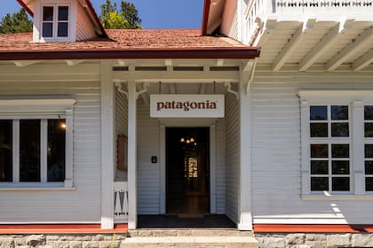 El acceso a la tienda por la puerta principal de la casa que habitó Emilio Frey junto a su familia.
