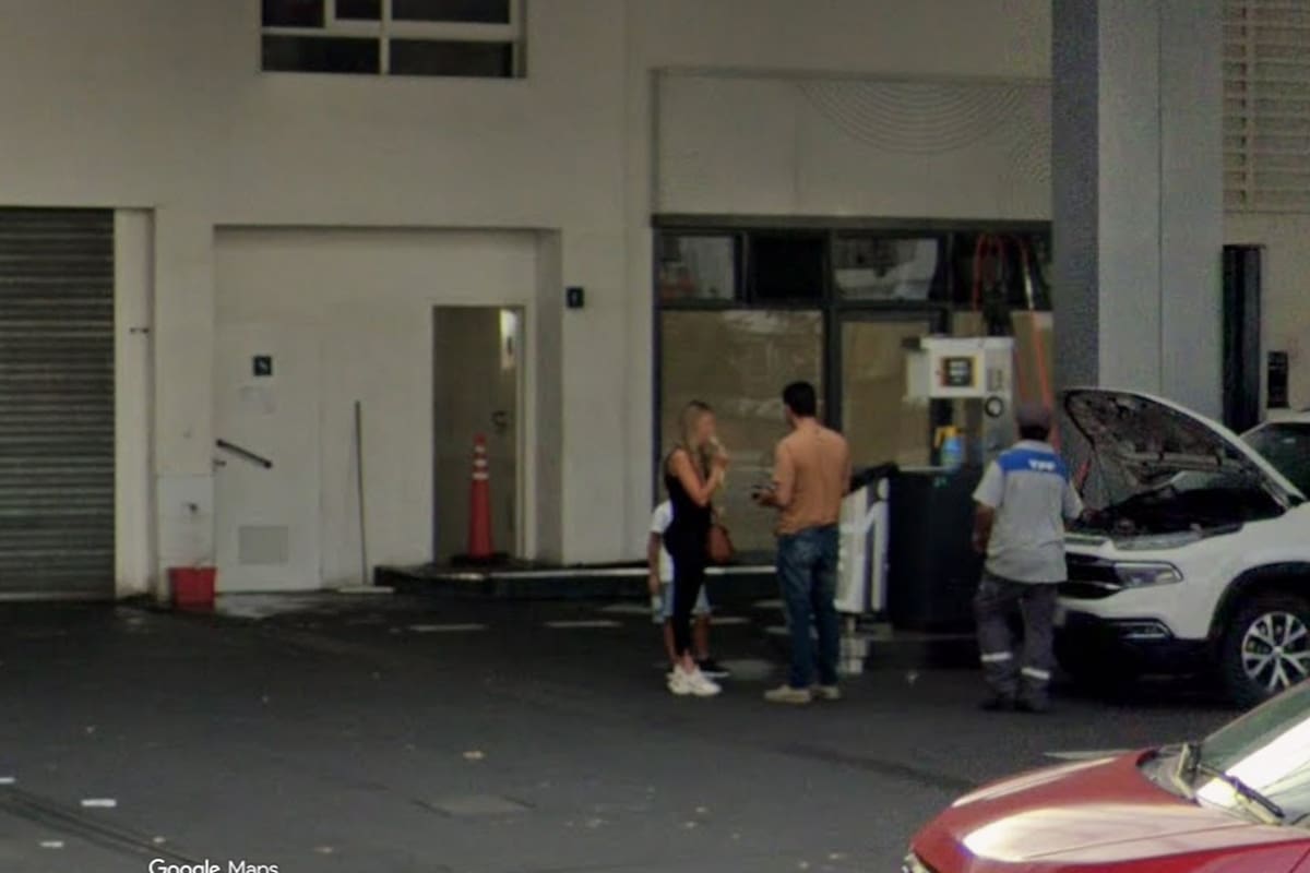 El acceso al baño de la estación de servicio en donde un hombre intentó abusar sexualmente de un menor de edad