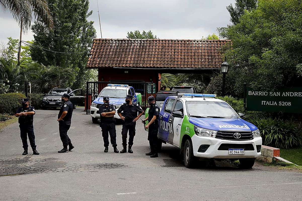 El acceso al barrio dónde residía Diego Maradona