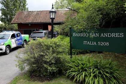 El acceso al barrio dónde residía Diego Maradona.