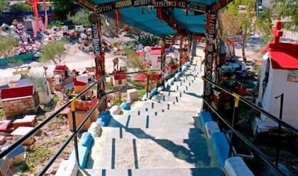 El acceso al santuario donde se acercan sus fieles