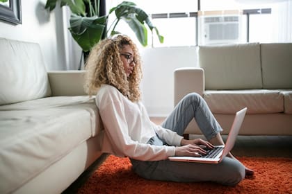 El acceso inmediato a información ilimitada requiere que recordemos mucho menos: no tenemos que aprender ni retener cosas que podemos buscar o recuperar fácilmente online
