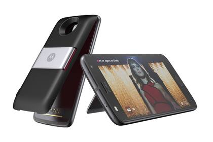 El accesorio se agrega a los smartphones Moto Z y permite sintonizar al TV digital de Brasil en el teléfono