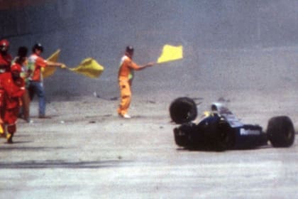 El accidente mortal de Ayrton Senna en Imola 1994; el brasileño lideraba el Gran Premio de San Marino, se despistó en la curva Tamburello y chocó contra un muro.
