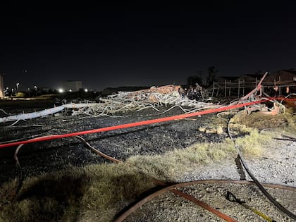 El accidente ocasionó la muerte de cuatro personas y quemó 200 metros de pasto cerca de la torre