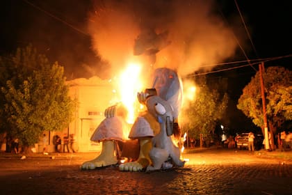 En la ciudad de La Plata, capital de la provincia de Buenos Aires, la quema de muñecos es una tradición muy instalada