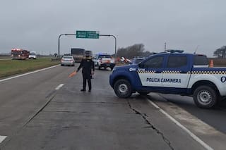 Tres personas murieron después de que una camioneta chocara contra un guardarraíl en la Autopista Córdoba-Rosario
