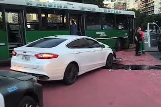 Violento choque entre un colectivo y un auto en 9 de Julio y Santa Fe
