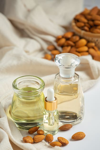 El aceite de almendras es un aliado para tratar las ojeras oscuras