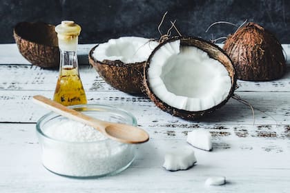 El aceite de coco es una buena fuente de antioxidantes que ayudan a neutralizar las moléculas dañinas llamadas radicales libres lo que ayuda a reducir el riesgo de ciertas dolencias crónicas y degenerativas