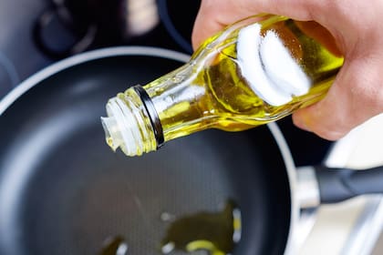 Los elementos dañinos para el organismo que se desprenden del aceite reutilizado suelen depositarse principalmente en los intestinos y causar desde estreñimiento, hasta otras enfermedades