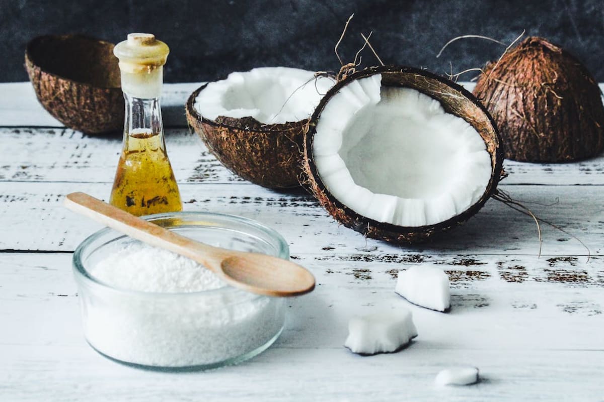 El aceite de coco se utiliza en diversas preparaciones gastronómicas y también en productos de belleza (Foto Pexels)