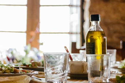 El aceite de oliva es benéfico para dar masajes en la piel
