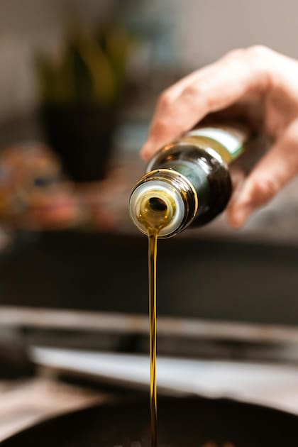 El aceite de oliva es rico en ácidos grasos monoinsaturados, especialmente ácido oleico, y antioxidantes naturales como los polifenoles y la vitamina E