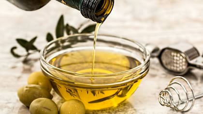 El aceite de oliva es rico en Omega 9 y ayuda a reducir los niveles de coelsterol