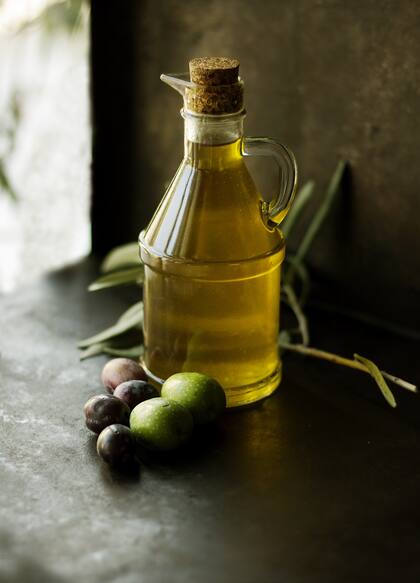 El aceite de oliva extra virgen es de los más duraderos debido a su proceso de elaboración que implica menos intervención y menor exposición al calor