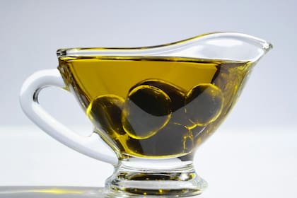 El aceite de oliva extra virgen es jugo de aceituna prensada en frío