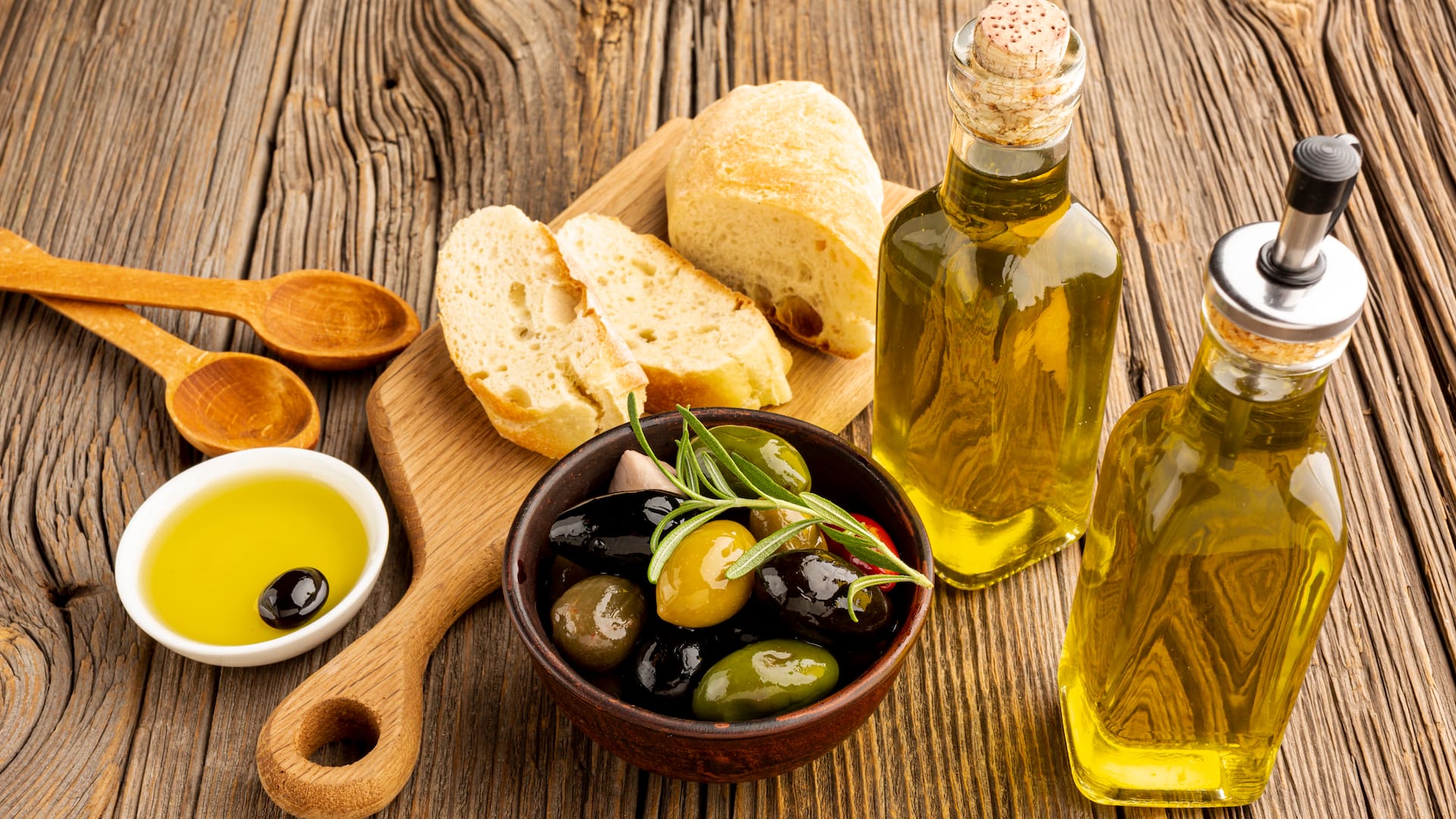 El aceite de oliva virgen cuenta con gran cantidad de propiedades (imagen ilustrativa)