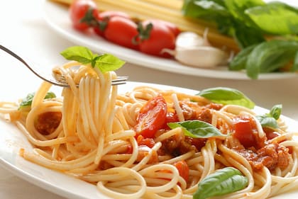 El aceite recubre la pasta con una película grasa, lo que dificulta que la salsa se adhiera bien después. Esto hace que la pasta quede "resbalosa" y que la salsa se deslice en lugar de integrarse (Foto ilustrativa: Pixabay)
