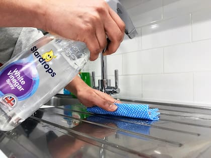 El ácido acético del vinagre blanco proporciona una limpieza profunda
