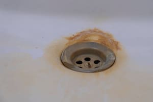 El ácido acético presente en el vinagre actúa sobre las cañerías para descomponer minerales y eliminar hongos en zonas de difícil acceso