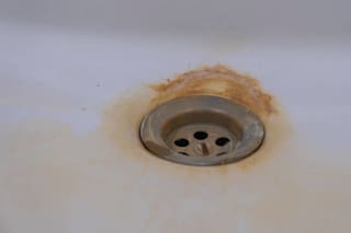 Tirar vinagre blanco en las rejillas: cuál es motivo y cuándo hacerlo