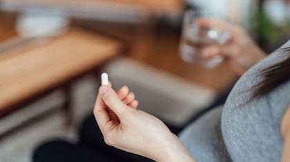 El ácido fólico ayuda a prevenir tanto la anencefalia, un defecto congénito del cerebro del bebé, como la espina bífida, que afecta su columna vertebral