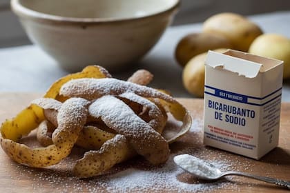 El ácido oxálico presente en la piel del vegetal reacciona con el bicarbonato para disolver la corrosión en utensilios metálicos