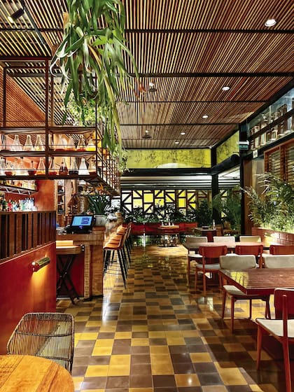 El acogedor salón con barra para probar su excelente coctelería.