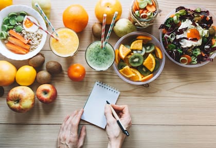 El aconsejable basarse en la dieta DASH (Dietary Approaches to Stop Hypertension, por sus siglas en inglés), enfocada en reducir la ingesta de sodio y aumentar la de potasio