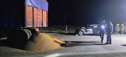 El acoplado de un camión se desprendió en la ruta y no pudieron esquivarlo: murieron un médico marplatense y un niño.