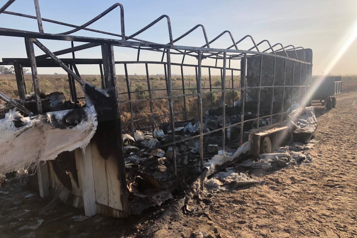 El acoplado que estaba cargado con agroquímicos y quemaron los delincuentes cuando supuestamente se atascó el camión