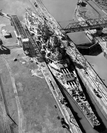 El acorazado norteamericano USS Missouri cruzando el canal de Panamá, en ruta a los Estados Unidos, en octubre de 1945