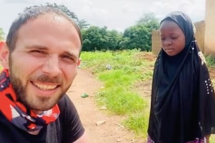 El activista Bilal Erkus compartió un video del tierno momento en el que le regala a una niña de Niegeria su primera muñeca