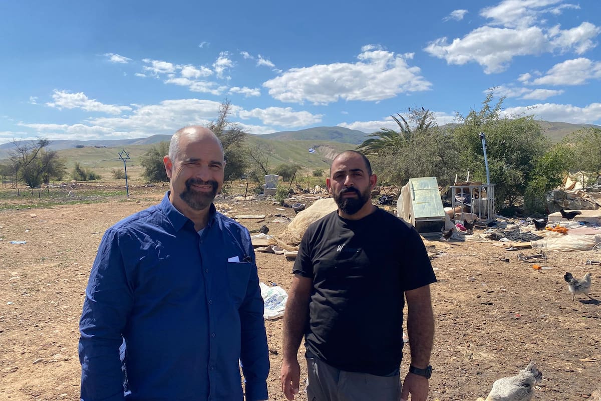 El activista israelí Yoram Sorek, del grupo "Looking the Occupation in the Eye”, junto a Abed, beduino de una comunidad del poblado palestino de Fasayil, que los colonos extremistas quieren desalojar
