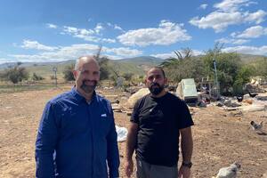 El activista israelí Yoram Sorek, del grupo "Looking the Occupation in the Eye”, junto a Abed, beduino de una comunidad del poblado palestino de Fasayil, que los colonos extremistas quieren desalojar