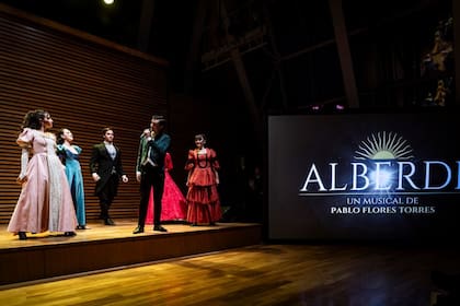 El acto cerró con la interpretación de algunos fragmentos de “Alberdi, el musical”