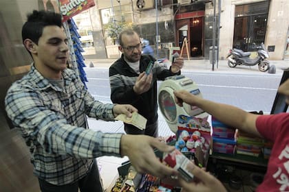 El acto cotidiano de comprar cigarrillos, si se aprueba el proyecto, se trasladará de la Capital al conurbano