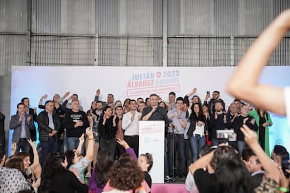 El acto de campaña de Máximo Kirchner en Lanús con Julián Álvarez y Wado de Pedro