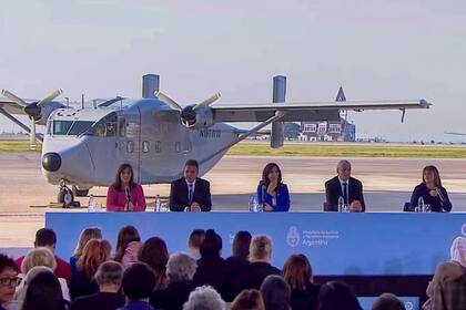 El acto de Cristina Fernández de Kirchner y Sergio Massa, con el avión que se utilizó para "los vuelos de la muerte"