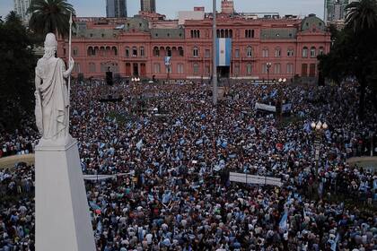 El acto de despedida a Macri, ayer, en la Plaza de Mayo