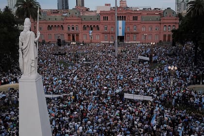 El acto de despedida a Macri, ayer, en la Plaza de Mayo