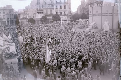El acto de la CGT el 1° de mayo de 1949, en el que también se celebró la construcción del aeropuerto de Ezeiza