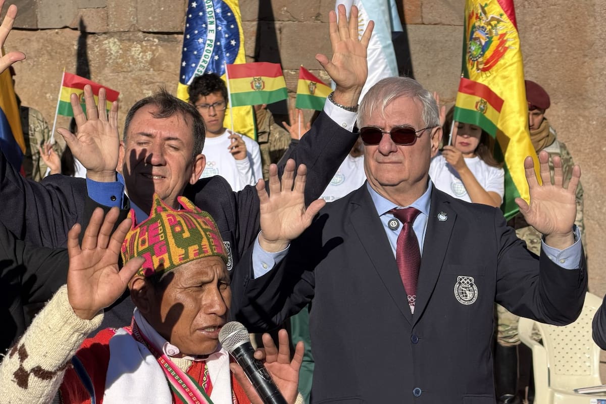 El acto de lfuego sagrado en Bolivia, para los Juegos Sudamericanos, con la presencia de Mario Moccia y habitantes autóctonos