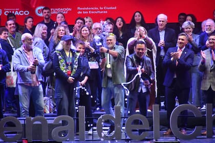El acto de premiación de la Bienal del Chaco tuvo lluvia de espumante como la Fórmula 1 y show de drones; premios para los competidores de Bulgaria, Ucrania, Uzbekistán, Polonia, Bielorrusia y Chile
