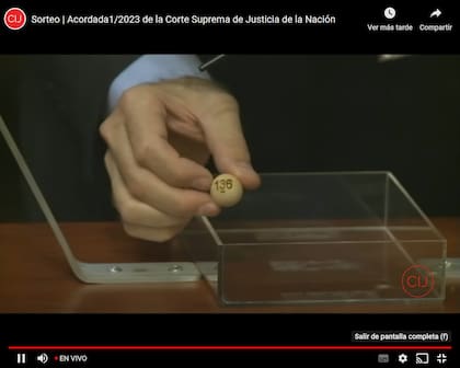 El acto estuvo encabezado por Damián Ignacio Font, titular de la Secretaría n° 1 y el secretario judicial de la Corte Suprema con mayor antigüedad en el cargo, Fernando Javier Arnedo, titular la Secretaría n° 3 con competencia en materia penal, y Héctor Daniel Marchi, Secretario General de Administración de la Corte Suprema.
