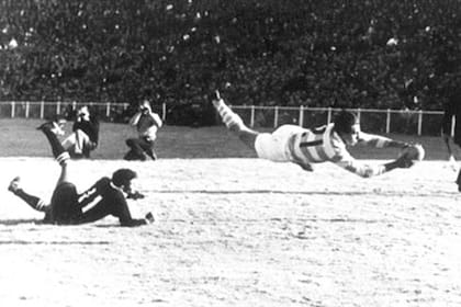 El acto fundacional de los Pumas: la palomita de Marcelo Pascual durante el memorable 11-6 sobre Junior Springboks en Ellis Park, Johannesburgo, en 1965.