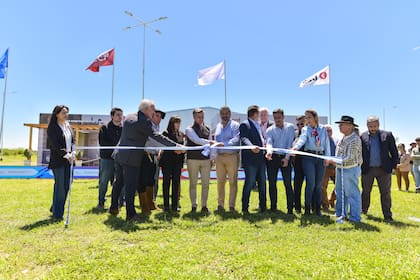 El acto inaugural contó con la participación de autoridades provinciales y municipales y dirigentes del sector
