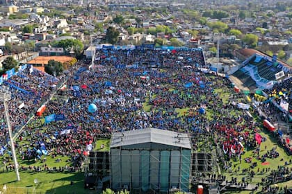 El acto realizado por la Cámoira y el Movimiento Evita en la cancha de Nueva Chicago no respetó las medidas de distanciamiento social dictadas en 2021.