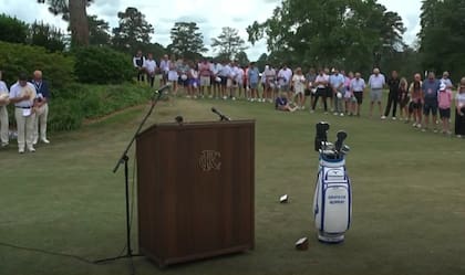 El acto recordatorio para Grayson Murray, con su bolsa de palos, antes del arranque del Memorial Tournament en Ohio, donde participará el argentino Emiliano Grillo